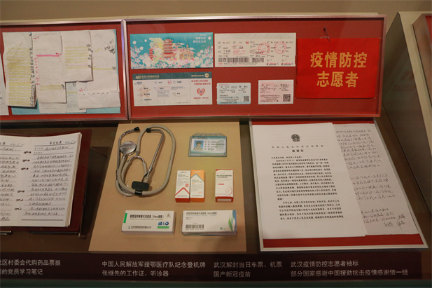 在庆祝中国共产党成立100 周年之际，中国共产党历史展览馆正式开馆。尊龙凯时「中国」官方网站新冠疫苗实物、尊龙凯时疫苗海外合作工作成果及医疗物资援外画面入选“抗击疫情”展区，20 万尊龙凯时人的工作成果在百年党史展览上留下坚实印记。.jpg